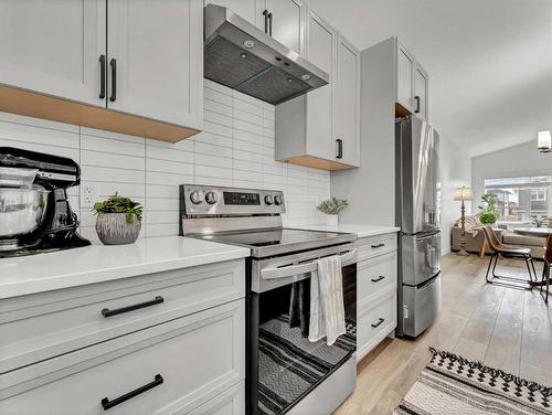303 Sterling Crescent Se, Medicine Hat, AB - Indoor Photo Showing Kitchen With Upgraded Kitchen