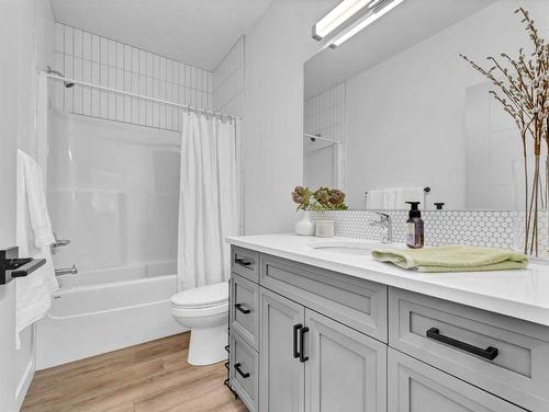 303 Sterling Crescent Se, Medicine Hat, AB - Indoor Photo Showing Bathroom