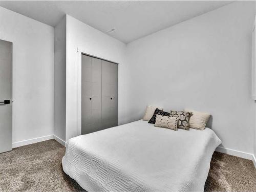 303 Sterling Crescent Se, Medicine Hat, AB - Indoor Photo Showing Bedroom