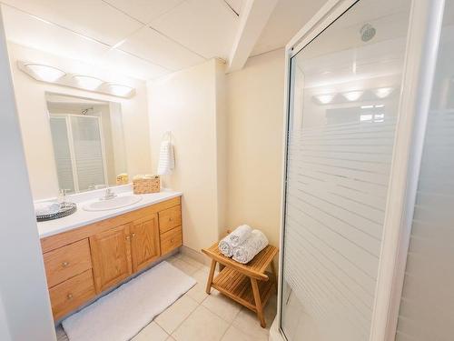 4023 58 Street, Stettler, AB - Indoor Photo Showing Bathroom