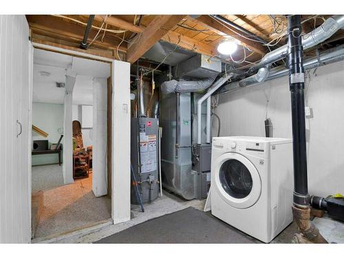 1323 Bridge Street Se, Medicine Hat, AB - Indoor Photo Showing Laundry Room