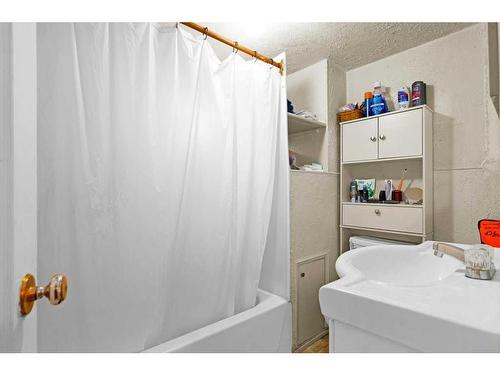1323 Bridge Street Se, Medicine Hat, AB - Indoor Photo Showing Bathroom