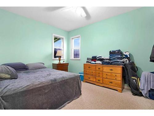 1323 Bridge Street Se, Medicine Hat, AB - Indoor Photo Showing Bedroom