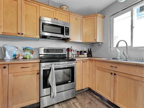 361 Shepherd Crescent Se, Medicine Hat, AB - Indoor Photo Showing Kitchen With Double Sink