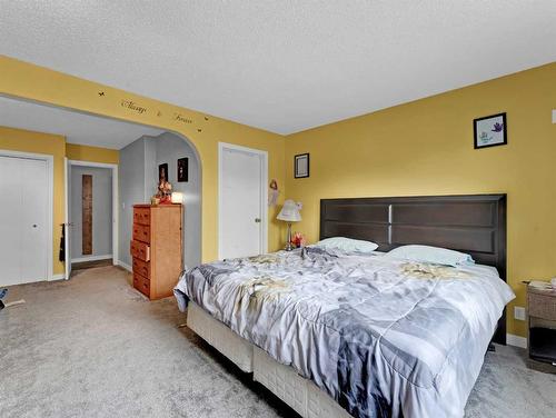 361 Shepherd Crescent Se, Medicine Hat, AB - Indoor Photo Showing Bedroom