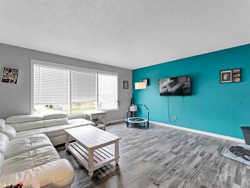 361 Shepherd Crescent Se, Medicine Hat, AB - Indoor Photo Showing Living Room