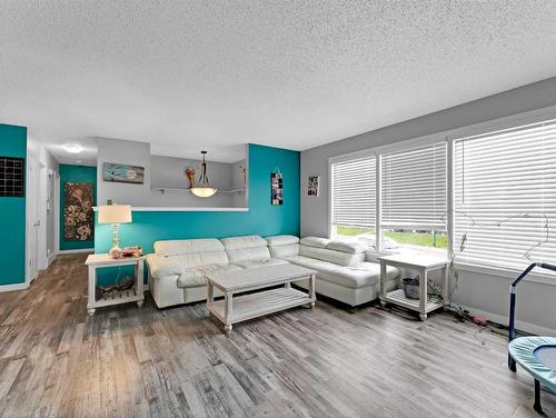 361 Shepherd Crescent Se, Medicine Hat, AB - Indoor Photo Showing Living Room