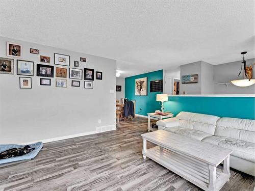 361 Shepherd Crescent Se, Medicine Hat, AB - Indoor Photo Showing Living Room