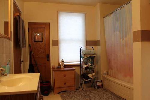 401 2 Street West, Bow Island, AB - Indoor Photo Showing Bathroom