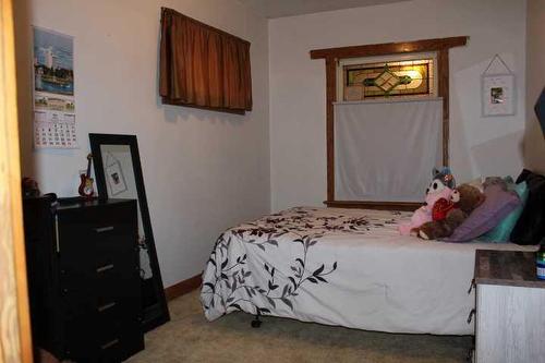 401 2 Street West, Bow Island, AB - Indoor Photo Showing Bedroom