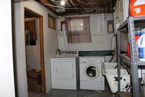 401 2 Street West, Bow Island, AB - Indoor Photo Showing Laundry Room