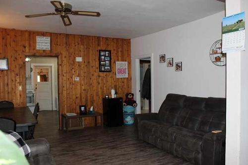 401 2 Street West, Bow Island, AB - Indoor Photo Showing Living Room