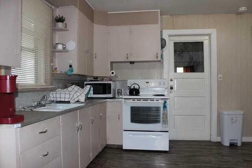 401 2 Street West, Bow Island, AB - Indoor Photo Showing Kitchen
