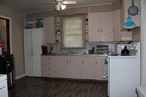 401 2 Street West, Bow Island, AB - Indoor Photo Showing Kitchen