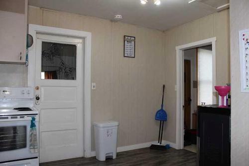 401 2 Street West, Bow Island, AB - Indoor Photo Showing Other Room
