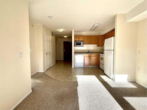 313-1595 Southview Drive Se, Medicine Hat, AB - Indoor Photo Showing Other Room