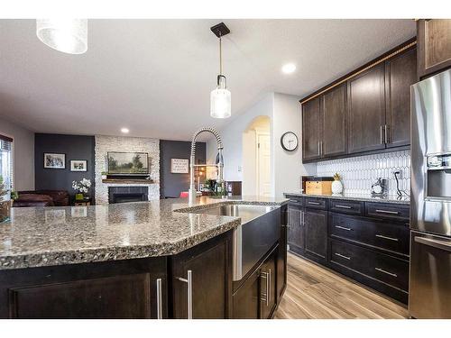 255 Hamptons Way Se, Medicine Hat, AB - Indoor Photo Showing Kitchen With Upgraded Kitchen