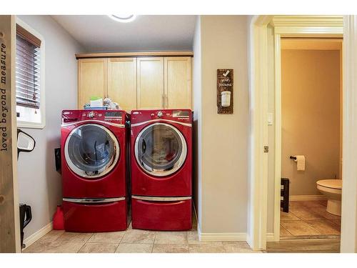 255 Hamptons Way Se, Medicine Hat, AB - Indoor Photo Showing Laundry Room