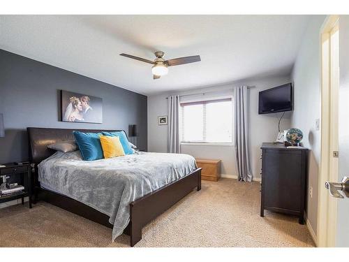 255 Hamptons Way Se, Medicine Hat, AB - Indoor Photo Showing Bedroom