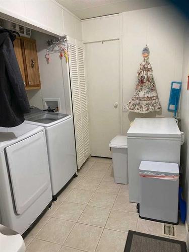 238 Fleet Street Sw, Medicine Hat, AB - Indoor Photo Showing Laundry Room
