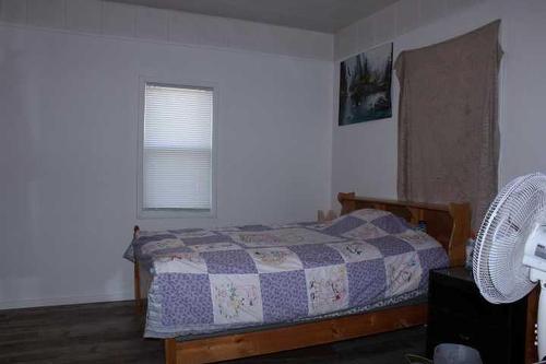 137 8 Avenue West, Bow Island, AB - Indoor Photo Showing Bedroom