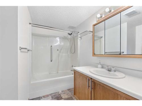 135-1480 Southview Drive Se, Medicine Hat, AB - Indoor Photo Showing Bathroom