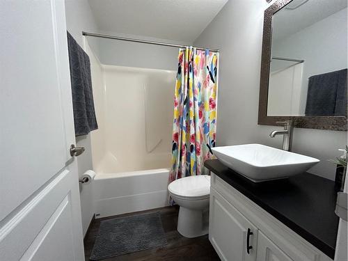 637 East 1 Street, Dunmore, AB - Indoor Photo Showing Bathroom