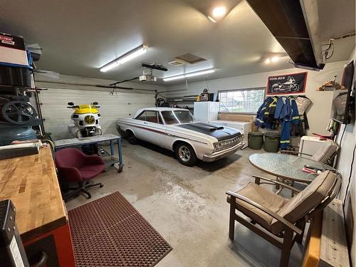637 East 1 Street, Dunmore, AB - Indoor Photo Showing Garage