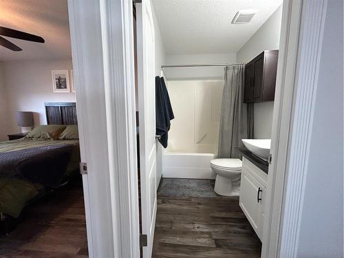 637 East 1 Street, Dunmore, AB - Indoor Photo Showing Bathroom
