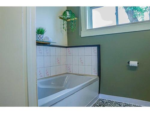 1051 5 Street Se, Medicine Hat, AB - Indoor Photo Showing Bathroom