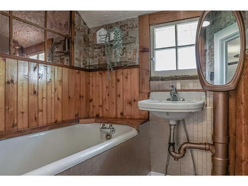 1051 5 Street Se, Medicine Hat, AB - Indoor Photo Showing Bathroom