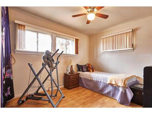 102 3 Street Sw, Medicine Hat, AB - Indoor Photo Showing Bedroom