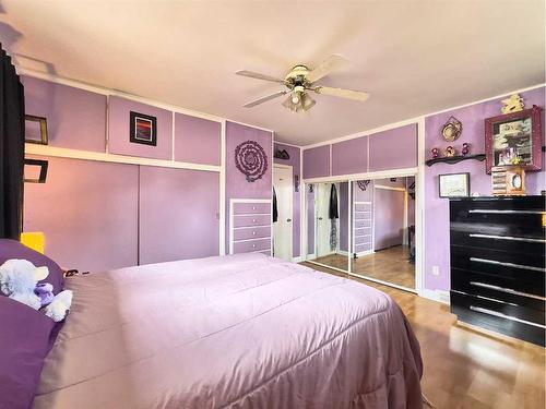 102 3 Street Sw, Medicine Hat, AB - Indoor Photo Showing Bedroom