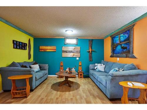 102 3 Street Sw, Medicine Hat, AB - Indoor Photo Showing Living Room