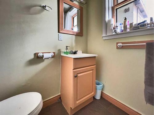 102 3 Street Sw, Medicine Hat, AB - Indoor Photo Showing Bathroom