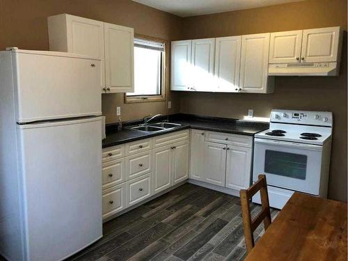 506B 6 Avenue Se, Medicine Hat, AB - Indoor Photo Showing Kitchen With Double Sink