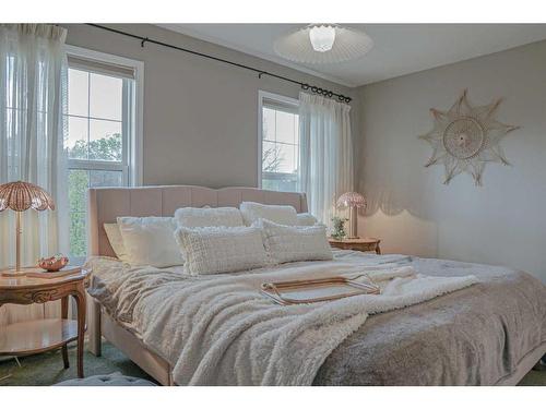 1060 5 Street Se, Medicine Hat, AB - Indoor Photo Showing Bedroom