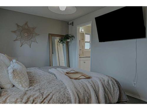 1060 5 Street Se, Medicine Hat, AB - Indoor Photo Showing Bedroom