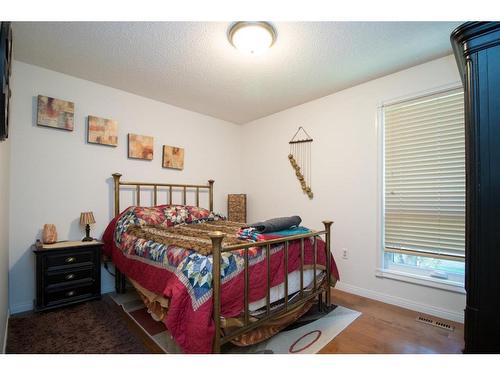 229 1 Street Nw, Medicine Hat, AB - Indoor Photo Showing Bedroom