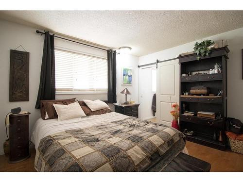 229 1 Street Nw, Medicine Hat, AB - Indoor Photo Showing Bedroom