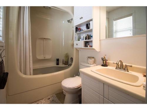 229 1 Street Nw, Medicine Hat, AB - Indoor Photo Showing Bathroom
