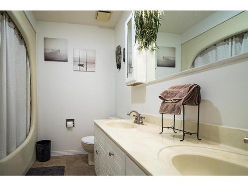 229 1 Street Nw, Medicine Hat, AB - Indoor Photo Showing Bathroom