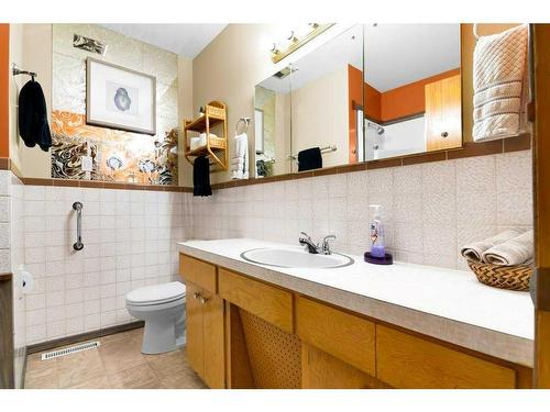 510 6 Street Ne, Medicine Hat, AB - Indoor Photo Showing Bathroom