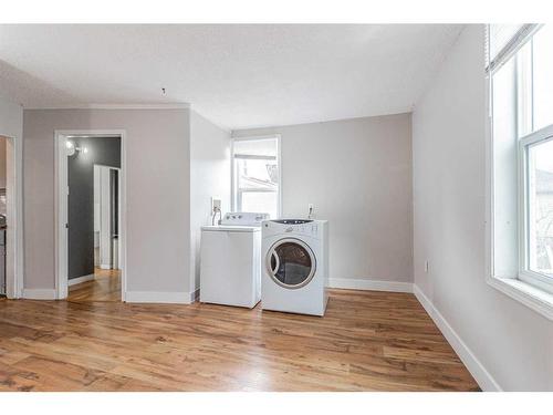 828A Braemar Street Se, Medicine Hat, AB - Indoor Photo Showing Laundry Room