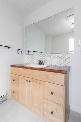 828A Braemar Street Se, Medicine Hat, AB - Indoor Photo Showing Bathroom