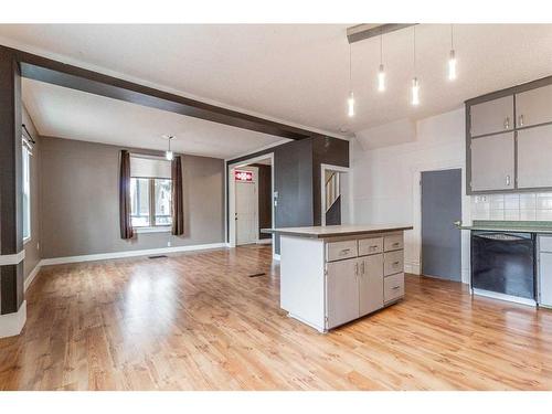 828A Braemar Street Se, Medicine Hat, AB - Indoor Photo Showing Kitchen