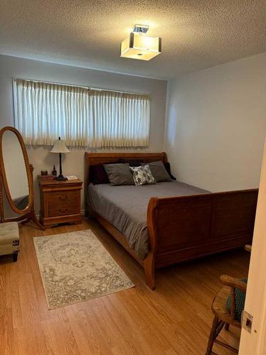 1498 5 Avenue Ne, Medicine Hat, AB - Indoor Photo Showing Bedroom