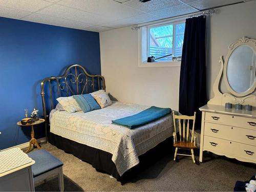 1498 5 Avenue Ne, Medicine Hat, AB - Indoor Photo Showing Bedroom