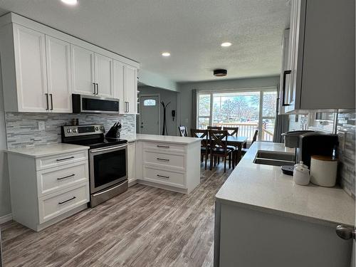 1498 5 Avenue Ne, Medicine Hat, AB - Indoor Photo Showing Kitchen With Double Sink With Upgraded Kitchen