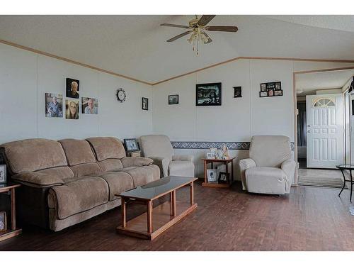 339 1 Street Ne, Redcliff, AB - Indoor Photo Showing Living Room